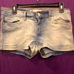 Juniors Levi’s shorts